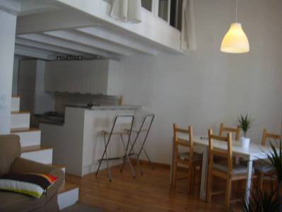 vue cuisine, coin repas et salon