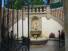 entrée de la bastide avec fontaine